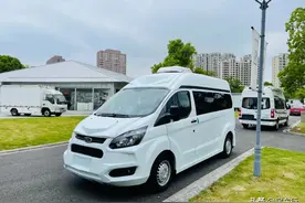 外观时尚，小空间也能6人出行，还有航空座椅，福特商旅V362房车图片