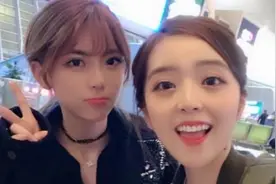 小说：左拥右抱两大美女图片