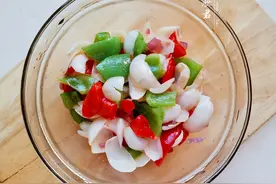 百合入菜，简单拌一拌口感脆嫩，秋季食用润肺清燥，味美又养眼图片