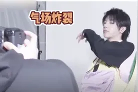 华晨宇穿搞怪上衣双手无处安放，上演歪头杀眼神超有戏图片