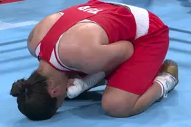 打后脑勺+肘部夹头！中国女拳手丢金，打完就输了，对手喜极而泣图片