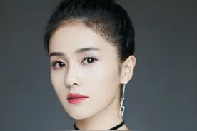 白鹿晒与罗云熙自拍照，两人同穿情侣校服，这是戏里甜到了戏外？图片