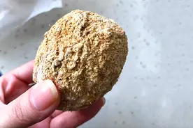买皮蛋时，选黑色的还是黄色的图片