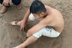 信阳一男孩游泳被卷入旋涡，救人男子也被困，路人上演救援接力图片