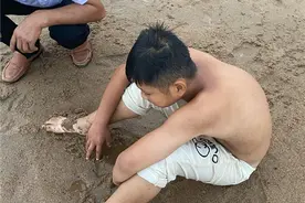 信阳一男孩游泳被卷入旋涡，救人男子也被困，路人上演救援接力图片