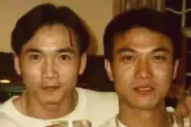 钱小豪与好友邹兆龙聚会，十指紧扣嘟嘴献吻对方，相识30年感情好图片