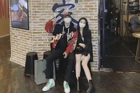 华谊千金晒美照与男星亲密合照疑似恋情曝光 大秀美腿引人羡慕图片