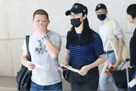姚晨和她现任老公真挺恩爱的，出门都不忘勾肩搭背，俩人真腻歪图片