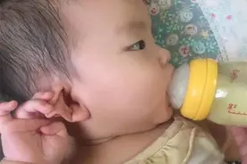 夜奶频繁坏处多，当孩子发出3个信号时，妈妈就该帮他们断掉了图片