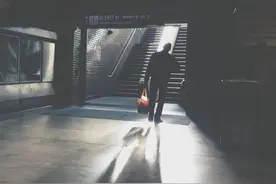 我曾近乎怜悯地注视过父亲的背影，父亲留给我最后的背影是悲凉图片