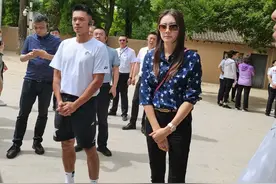 林丹夫妇罕同框，他“塞衣角”提高腰线，却和妻子谢杏芳一样高图片