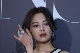 辛芷蕾“脸胖”但身材很窈窕，穿大V礼服领口开到胃，太有女人味图片