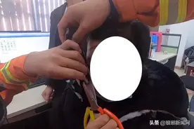 疼！莒南一女子在商场试穿衣服 眼皮被衣服拉链卡住图片