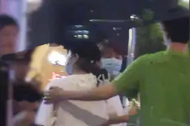 于朦胧与女生街头挽手搂抱，甜蜜互动引猜测，最萌身高差抢镜图片