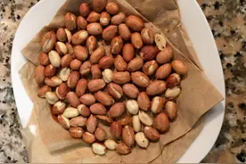 花生米不用炒，用盐水泡一泡，比炒得好吃，鲜香酥脆，越吃越过瘾图片