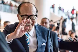 马云去见李嘉诚，李递来一盘子让抓阄，冯仑：大哥就是大哥图片