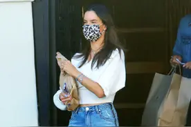 亚历山大·安布罗休和男友现身街头，造型设计感满分，口罩太可爱图片