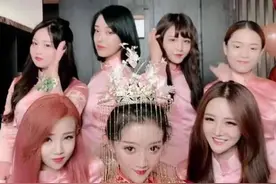 村里首富儿子结婚婚礼现场，银行工作人员带保险柜来存钱图片