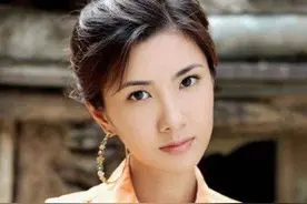 李小龙死在她床上，向华强娶她为妻，丁佩的一生也是非常的坎坷图片
