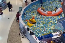 笑哭！山东一爷爷“泡泡池”里陪孩子玩耍，自己却躺小黄鸭里睡着图片