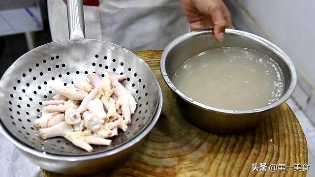 大厨教你做泡椒鸡爪，用这个方法泡出来的鸡爪，可以放很久不变质