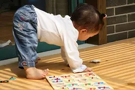 夏天来了，孩子不穿袜子光脚在地上玩容易感冒？来看看你做对没图片