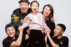 52岁王小利升级当爷爷，前妻也罕见露面，28岁王亮官宣喜当奶爸图片