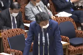 被问新冠肺炎患者人数，“静止”1分10秒后安倍回答“呃......这上面没写（你的问题）”图片