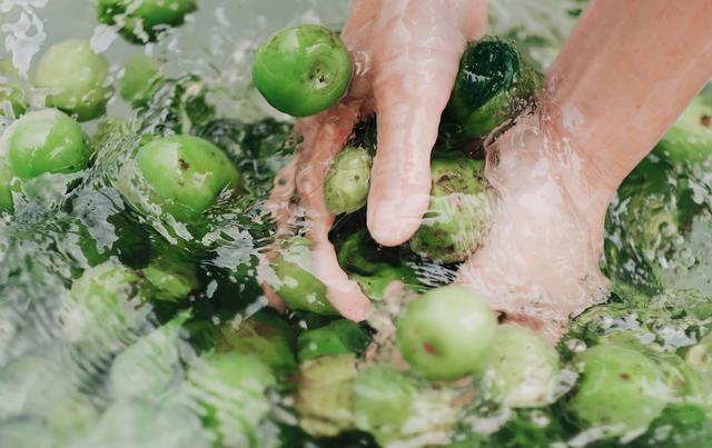 日本流行的梅酒，其实是从中国传入，连原料的中日发音都几乎一样