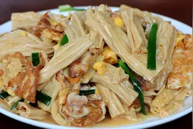 教你咸香美味的腐竹炒鸡蛋，营养丰富还解馋下饭，一大盘都不够吃图片