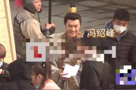 42岁冯绍峰近照曝光，脸变胖身材圆润精神佳，拍戏仅带1助理图片