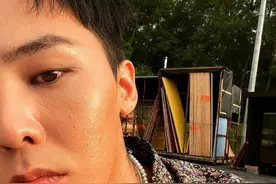 权志龙久违营业晒怼脸自拍，无滤镜状态下肤质引热议图片