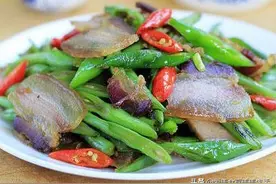 滋味十足风味独特的家常四季豆炒腊肉图片