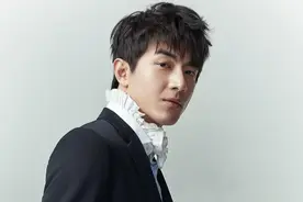 搞笑同时还不忘发家致富，林更新不一定是个好演员，但是个好明星图片
