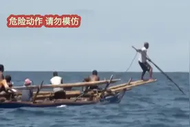 印尼不要命的捕鲸人：开着木船在海上航行，拿着鱼叉就敢和鲸搏斗图片