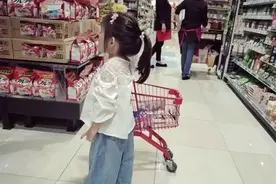 当孩子盯着别人的东西说“我也要吃”时，你的回答恐影响娃的未来图片