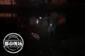 轿车冲进3米深鱼塘，司机站在车顶不停颤抖！消防员的举动太暖心图片