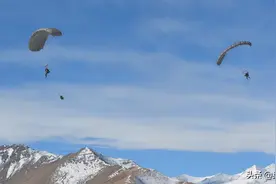 印度这次想碰一碰？印军伞兵旅拉达克空降演练，前沿跳伞有点水平图片