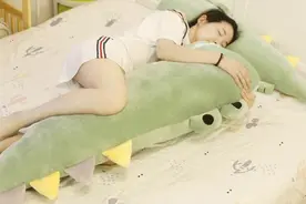 终于知道女性睡觉的时候，为何双腿夹被子了，医生告诉你答案图片