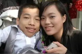 “轮椅总裁”李创利：身高不到1米，赚3亿后娶1米7的女秘书为妻图片