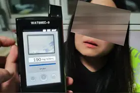 菏泽一女子将车停路中间，原来是醉驾睡着了图片