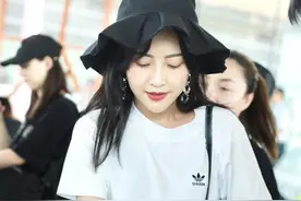 包文婧的阿迪裙是什么画风？跟粉丝互动没有架子，穿衣也很接地气图片