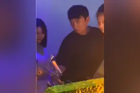 王思聪凌晨酒吧蹦迪，女伴争宠敬酒各耍心机，人推人画面精彩图片