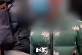 "你给我起来"！地铁上男孩指着奶奶狂吼，连乘客都看不下去了图片