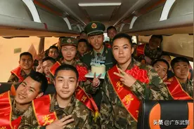 超暖心！两名新兵在奔赴军营途中收到的生日礼物让人泪目图片
