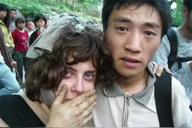 08年汶川地震，四川小伙救下以色列女孩，后来怎样了？图片