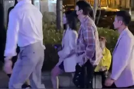 王思聪为友人办生日宴，与身旁美女贴身眼神玩味，对方年初刚离婚图片