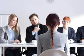 面试遭遇奇葩老板：星期八来上班！你该如何回答？图片