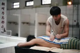 搓澡也能搓成百万富翁？东北小伙想拜师学艺，见面礼用心了图片