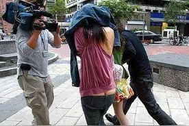 为啥美国人穿裤子，都喜欢露出屁股缝？中国游客：都不好意思看图片